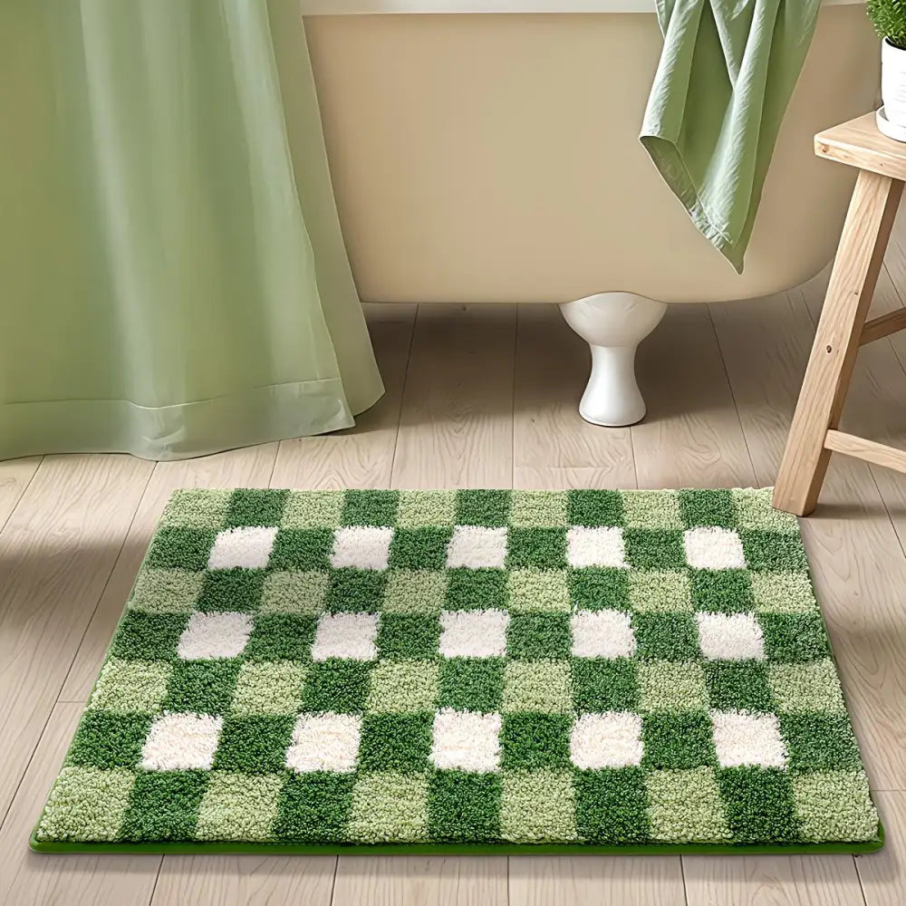 Tapis de bain en peluche à carreaux verts et blancs.