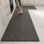 Tapis de cuisine texturé gris anthracite avec un motif tissé et dos antidérapant.