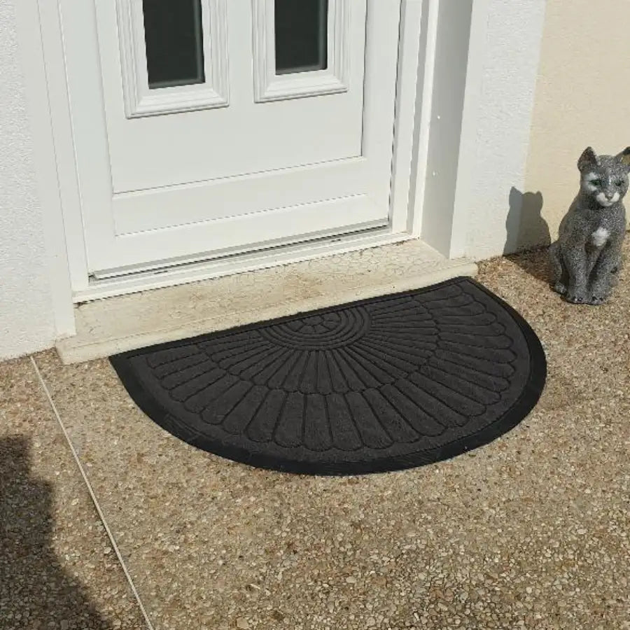 Paillasson noir semi-circulaire avec un motif texturé en forme d’éventail.
