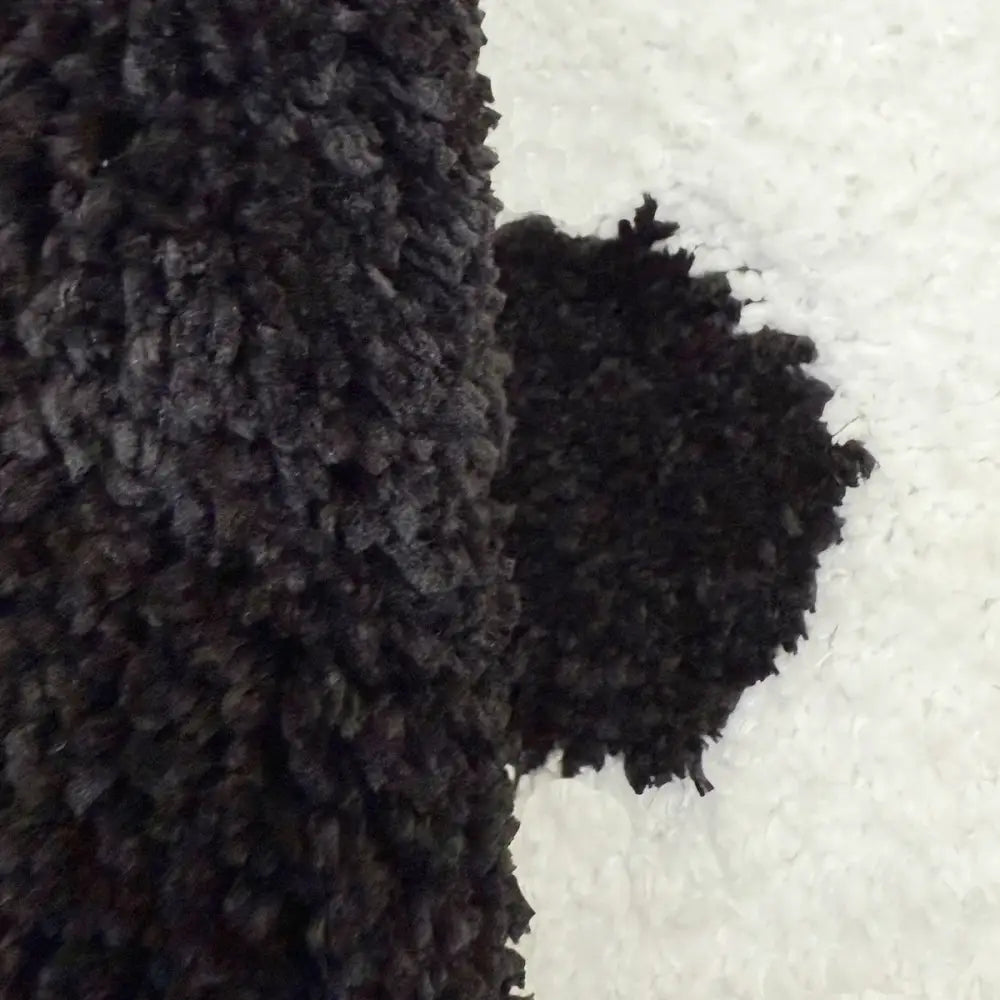 Tapis texturé noir avec bordure blanche