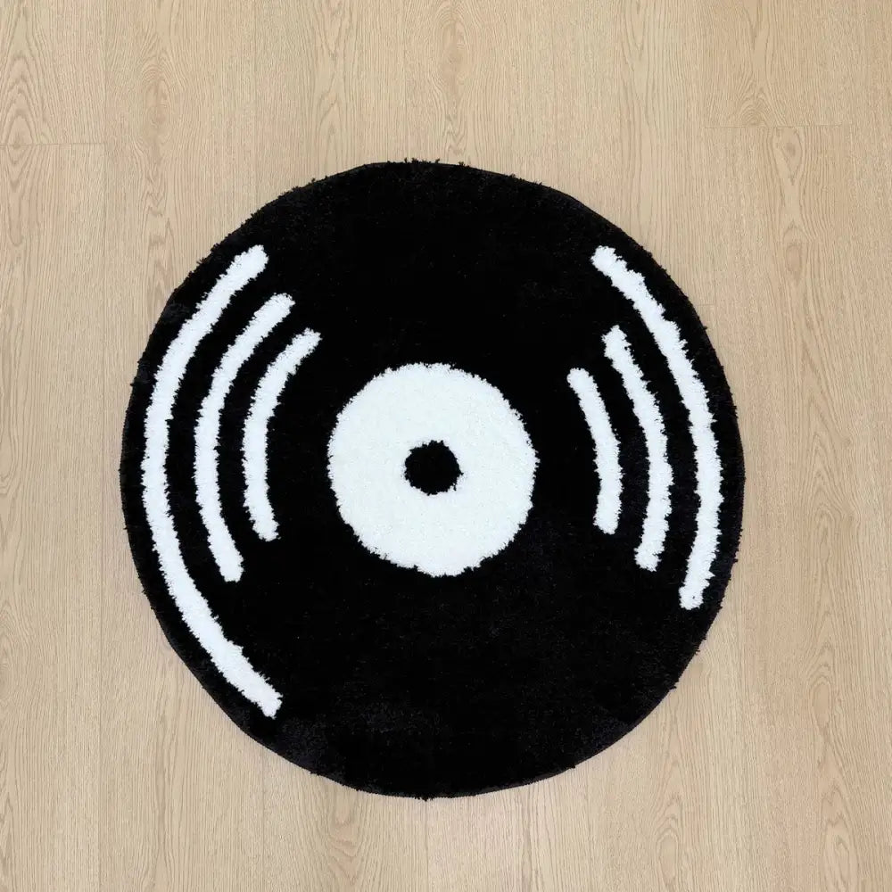 Tapis vinyle noir et blanc avec poils texturés.