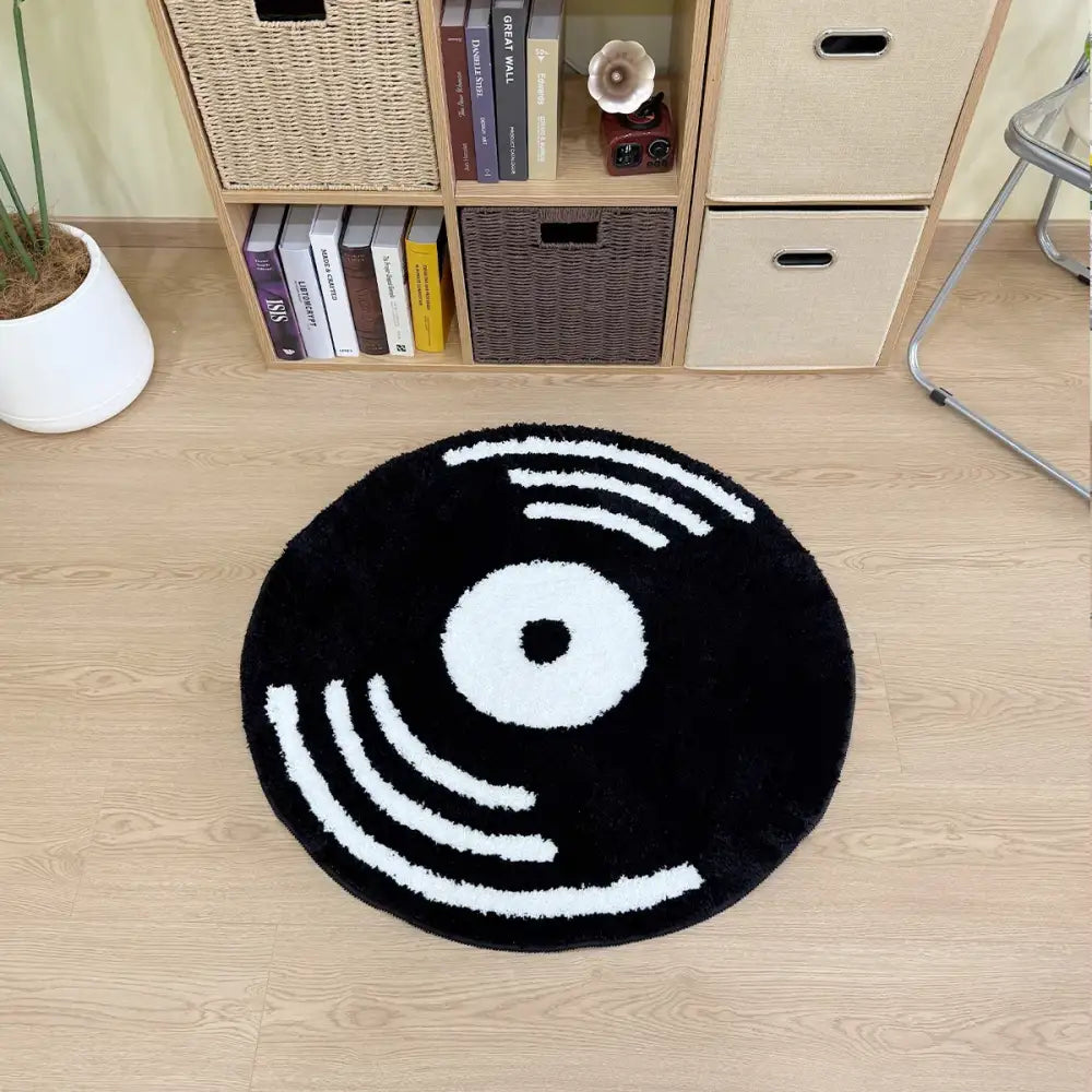 Tapis en vinyle noir et blanc avec surface texturée, conçu pour ressembler à la pochette d’un LP classique.