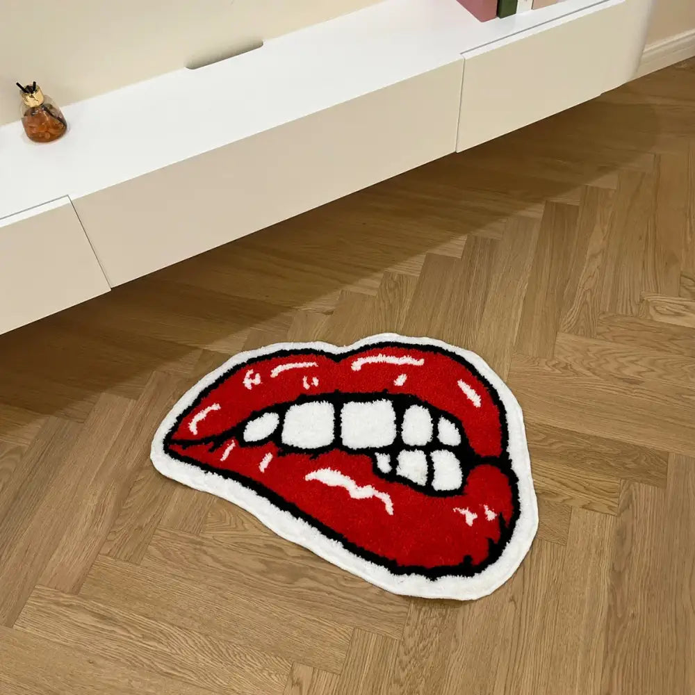 Tapis de bain en forme de lèvres rouges avec dents blanches et finition brillante.