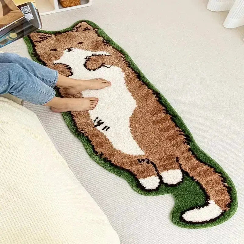 Un tapis de bain moelleux en forme de chat brun et blanc avec un bord vert.