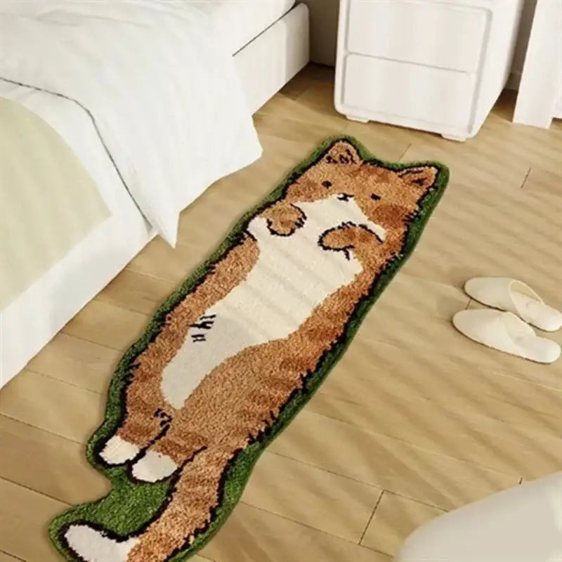 Un tapis rectangulaire long et moelleux en forme de chat beige et blanc avec bordure verte.