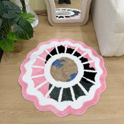Tapis à motif floral rose, blanc et noir avec un design central représentant la Terre.