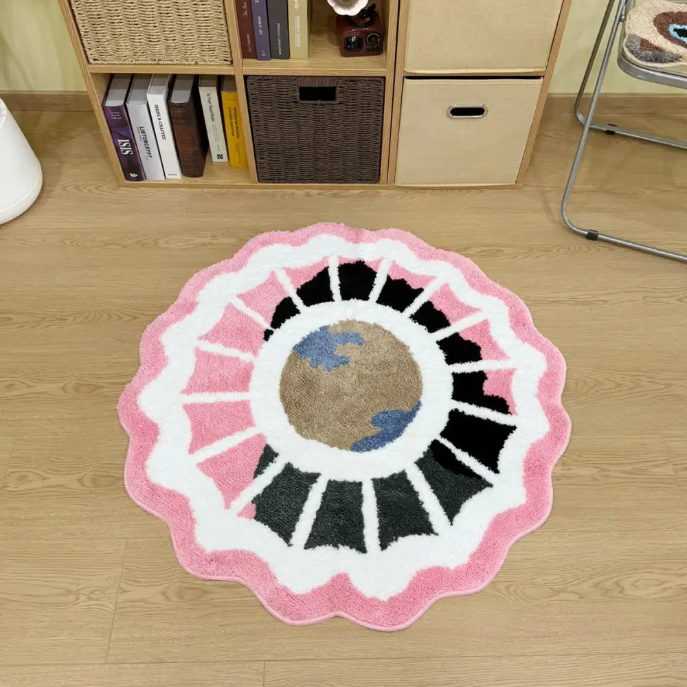 Tapis de bain en peluche à motif floral rose, blanc et noir avec un design de globe central.