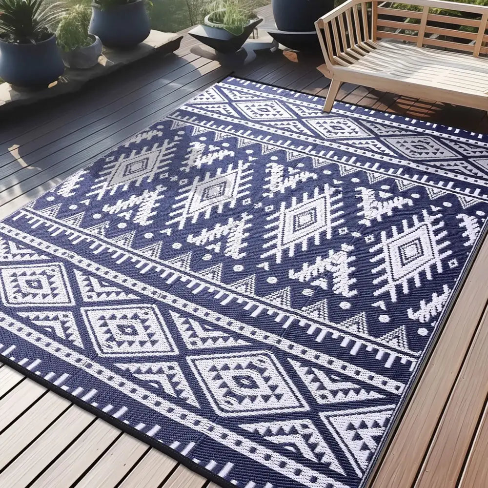 Tapis d’extérieur à motif géométrique bleu marine et blanc avec texture tissée.