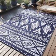 Tapis d’extérieur à motif géométrique bleu marine et blanc avec texture tissée.