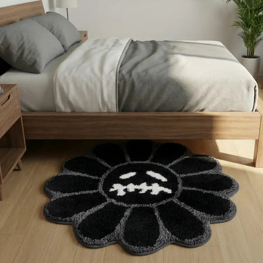 Tapis en forme de tournesol noir et blanc à texture moelleuse.