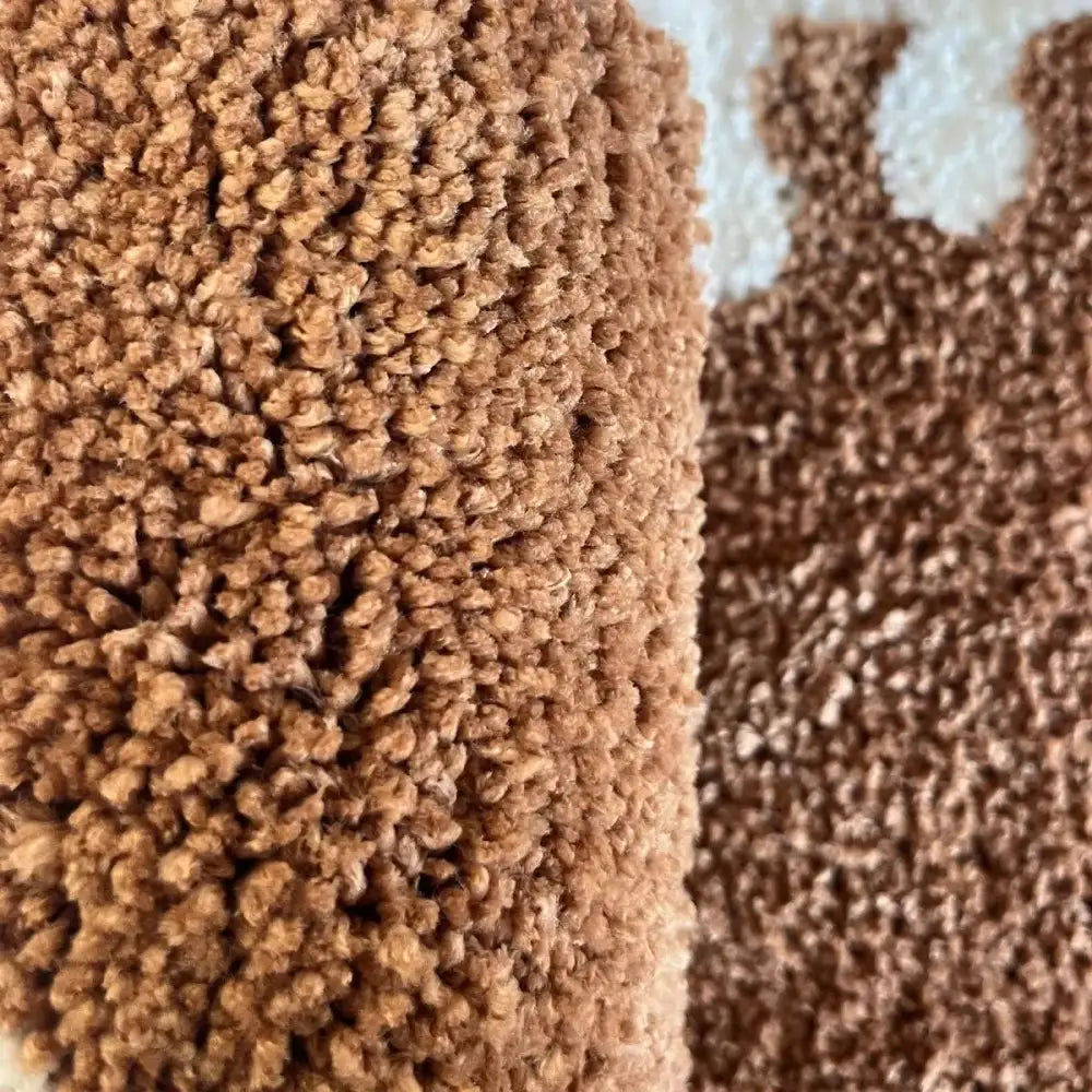 Tapis de bain texturé marron avec motif de cœur blanc