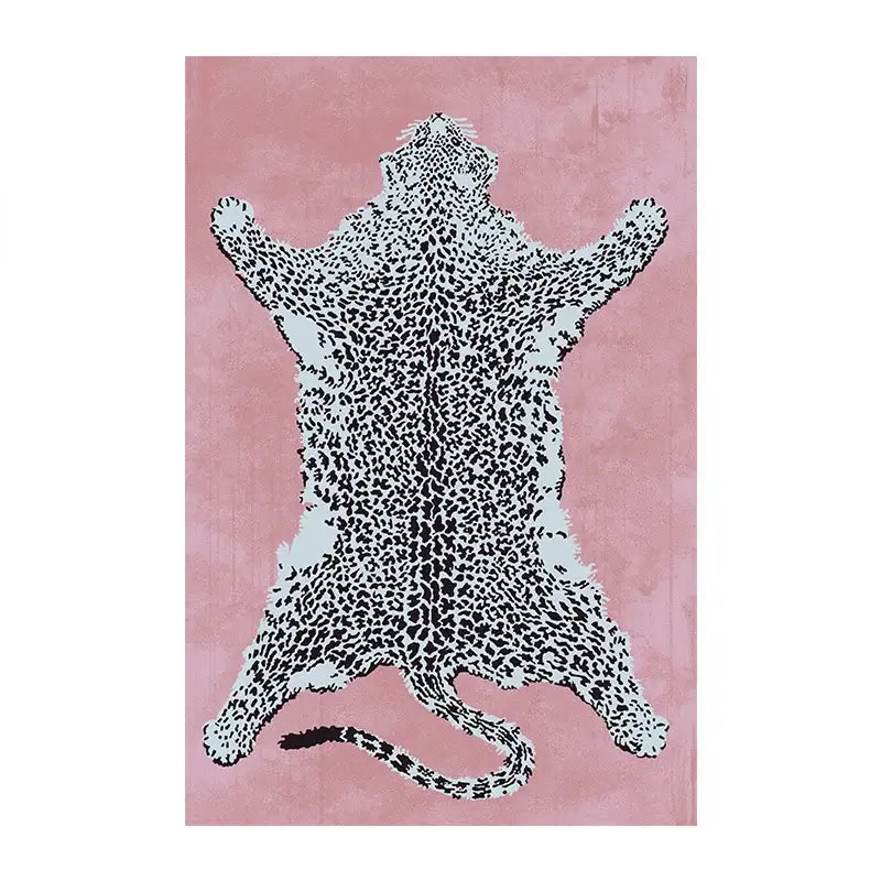 Tapis à motif léopard avec fond rose et accents blancs.