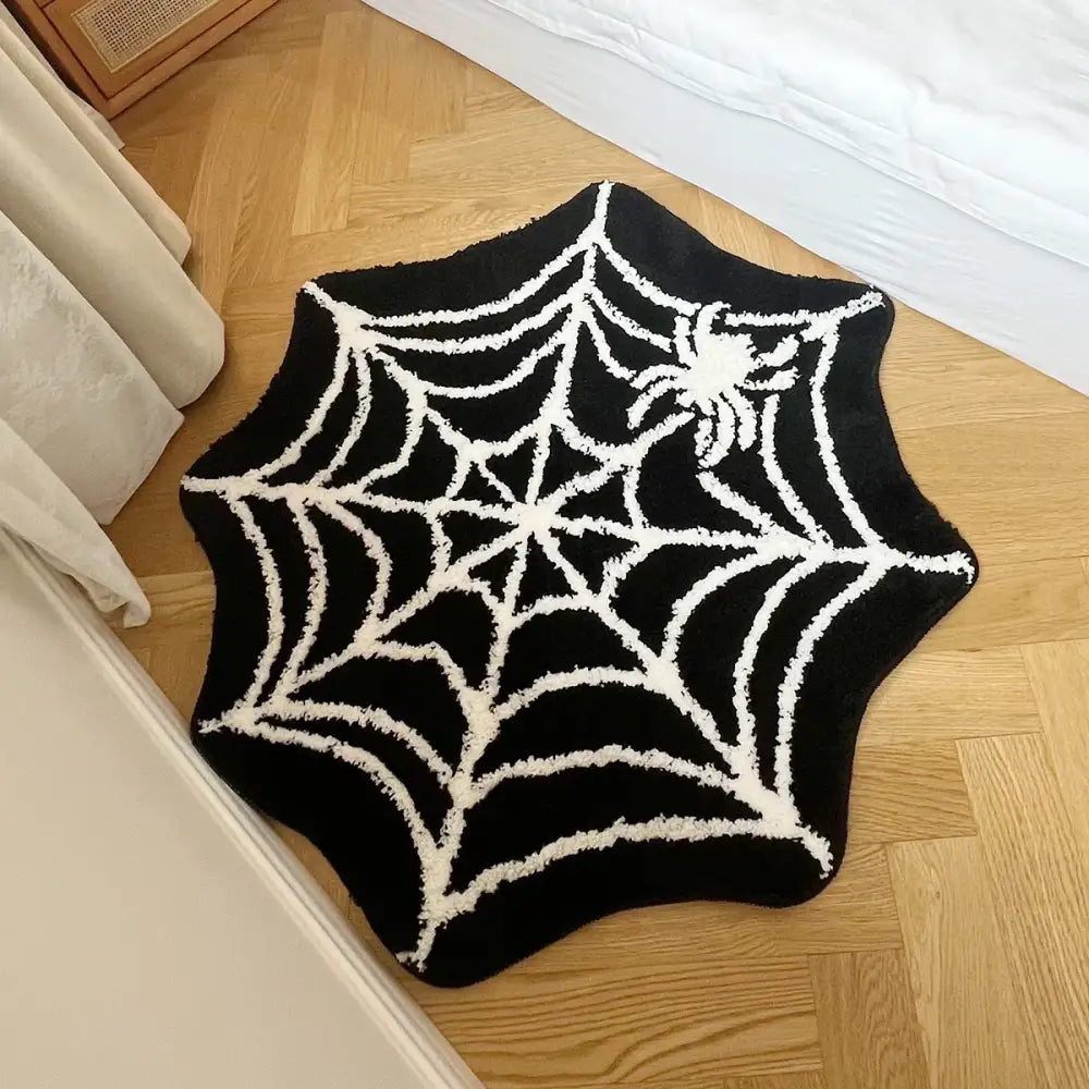 Tapis de bain à motif d’araignée noire avec des araignées blanches et un design de toile, fabriqué en matériau moelleux.