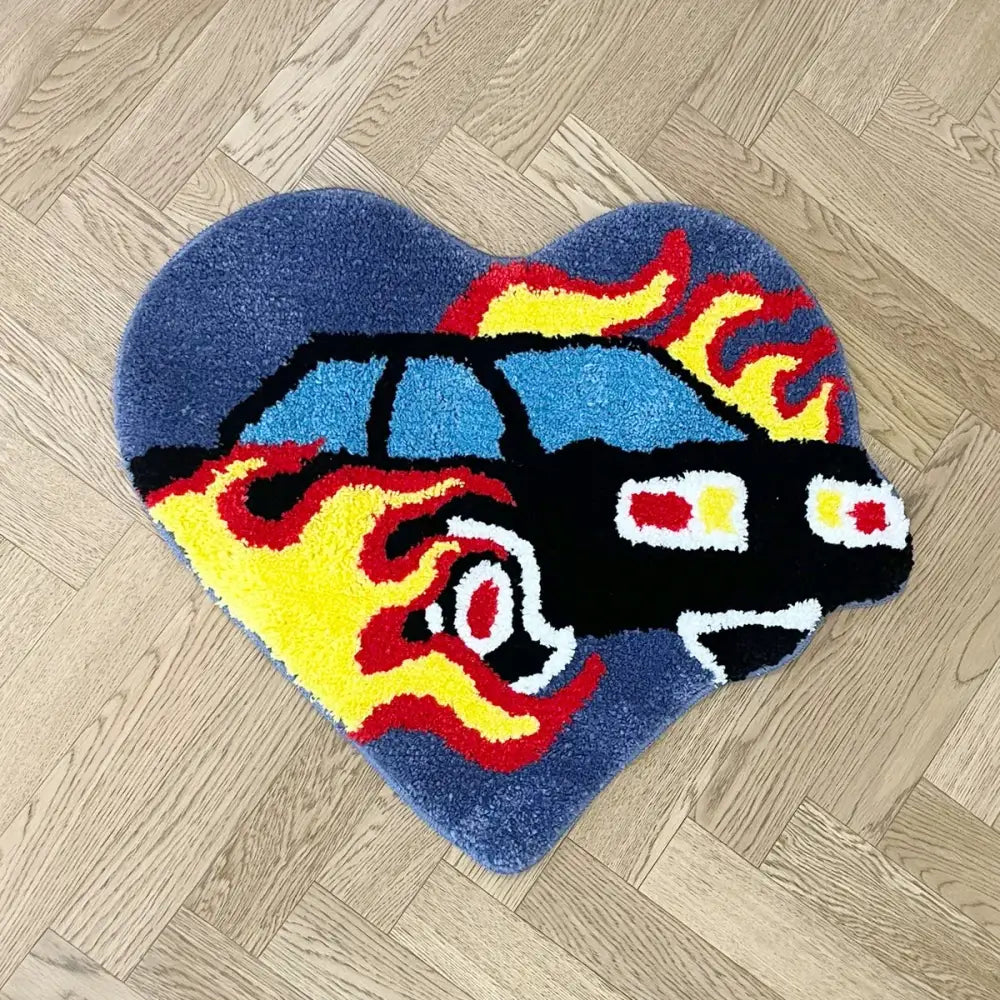 Tapis hot rod en forme de cœur avec une voiture bleue et noire vivante aux flammes rouges jaunes et orange