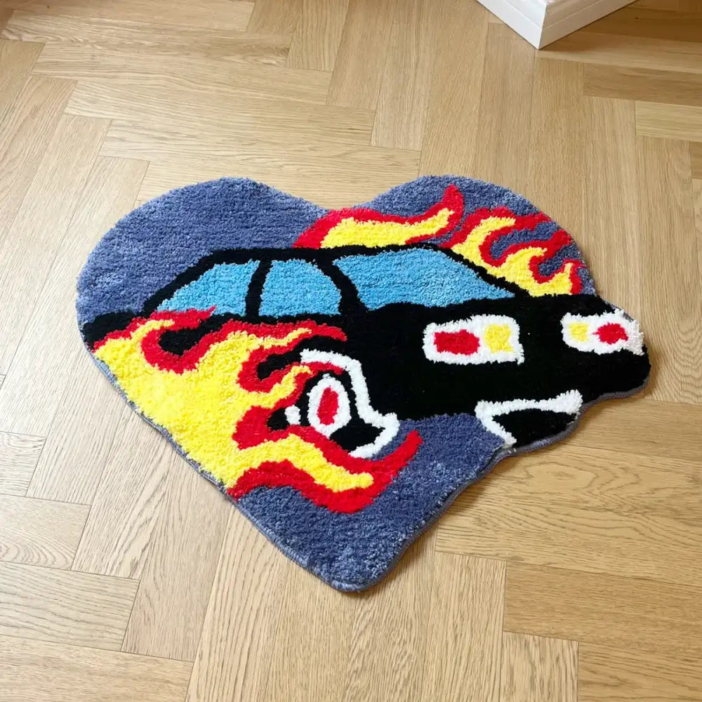Tapis hot rod en forme de cœur avec une voiture cartoon rouge et jaune sur fond bleu en tissu pelucheux