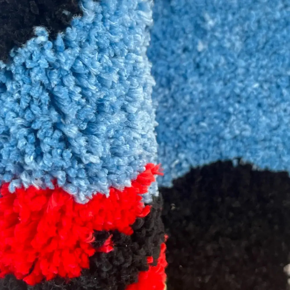 Tapis hot rod en tissu pelucheux bleu rouge et noir avec texture douce et moelleuse pour décoration intérieure