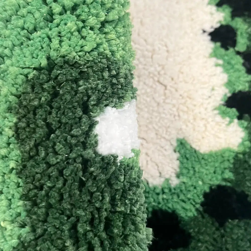 Chiffon de nettoyage en microfibre à motif camouflage aux tons verts et noirs, texture douce.