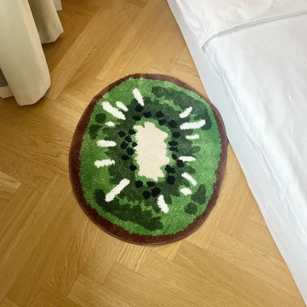 Tapis de bain à l’ kiwi, vert et marron, matériau moelleux avec motif de graines noires.