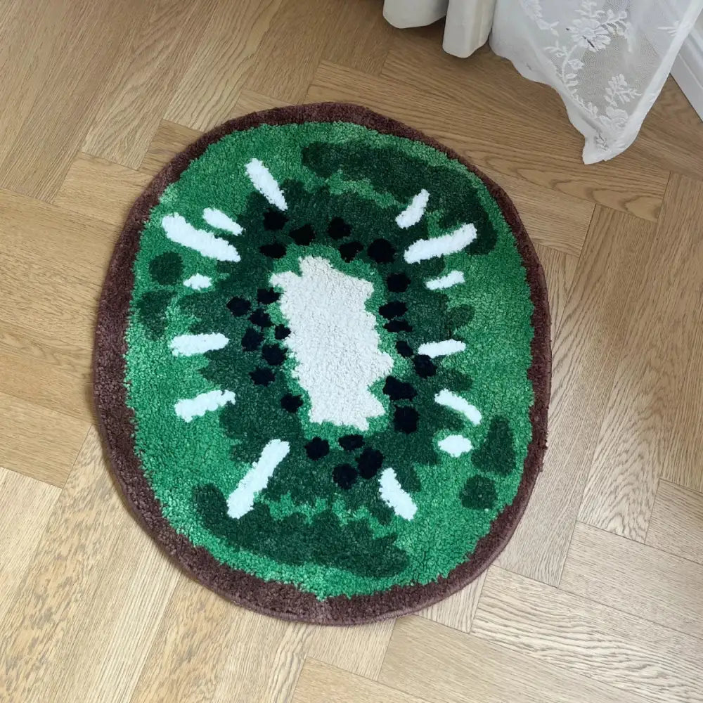Tapis de bain kiwi, vert et marron avec design de graines noires, matériau moelleux.
