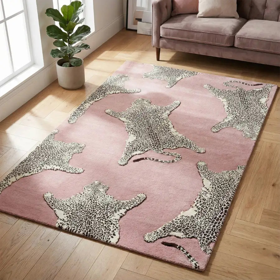 Tapis à motif léopard rose avec un design moderne et une texture douce.