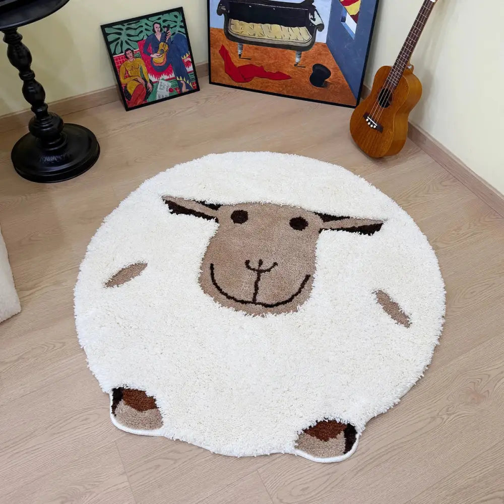 Un tapis moelleux en forme de mouton blanc avec des traits faciaux bruns et des pattes, fabriqué en matériau en peluche douce.