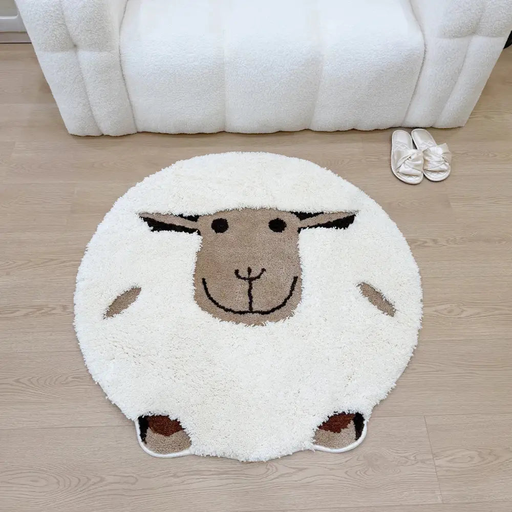 Un tapis de bain moelleux en forme de mouton blanc avec un visage et des pattes bruns, doté d’un matériau en peluche doux.