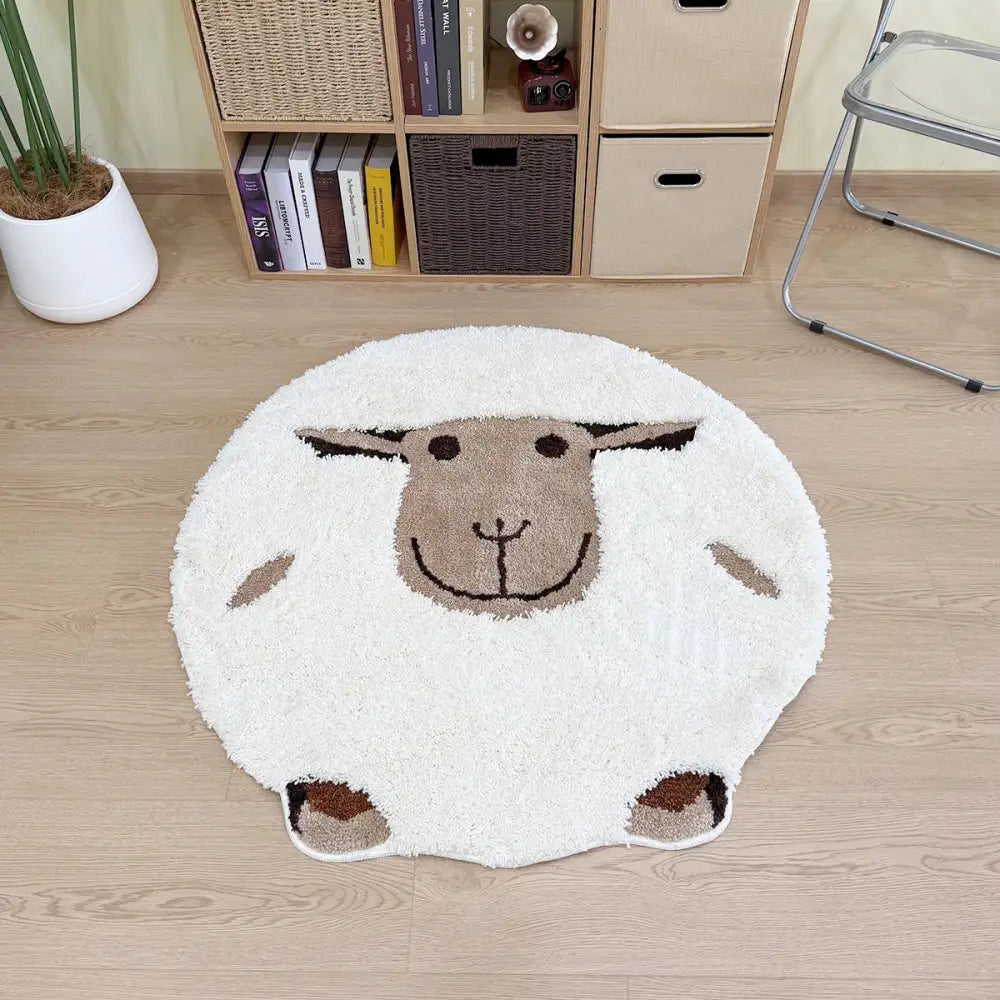 Tapis blanc et duveteux en forme de mouton avec des traits faciaux bruns et des pattes.