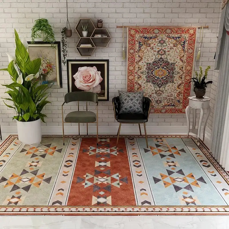 Tapis navajo tri couleur avec bande centrale rouille et motifs triangulaires verts sauge et bleu clair bordés de crème