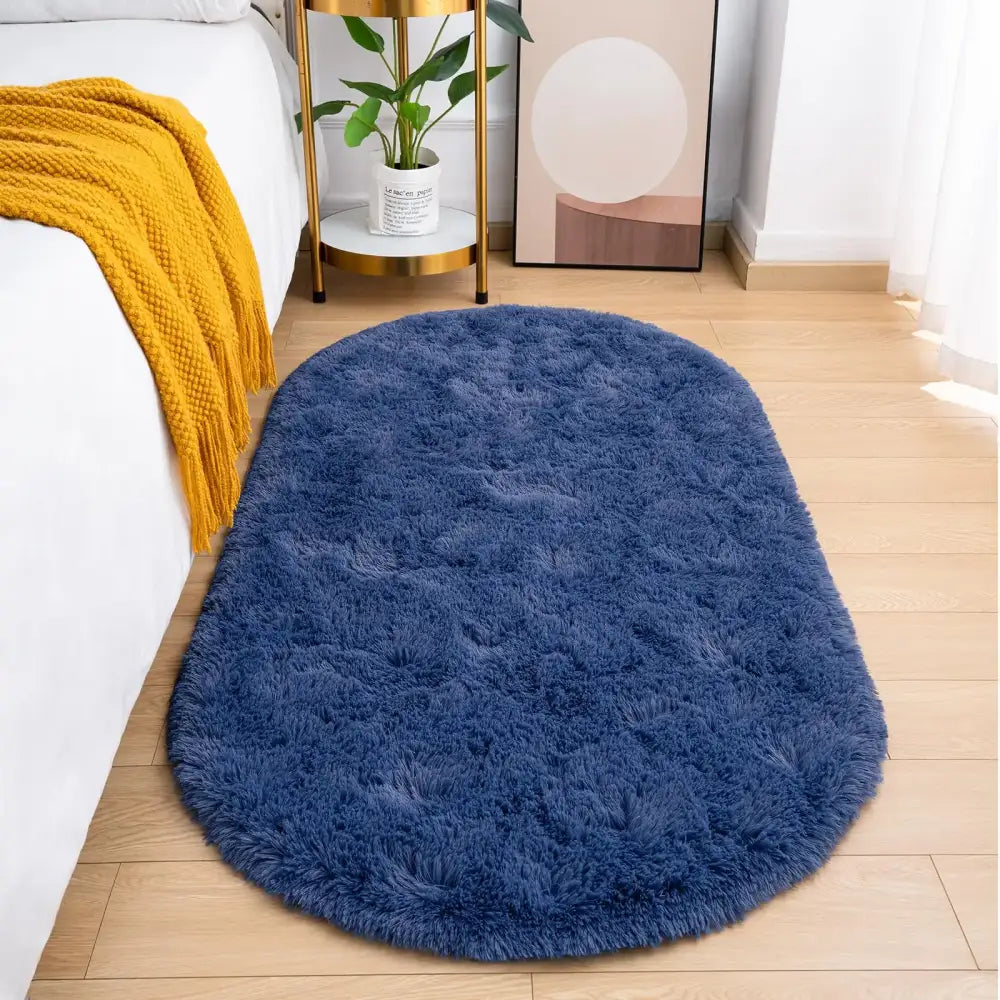 Tapis en peluche bleu marine avec une surface texturée et une moquette douce, probablement fabriqué à partir de fibres synthétiques.