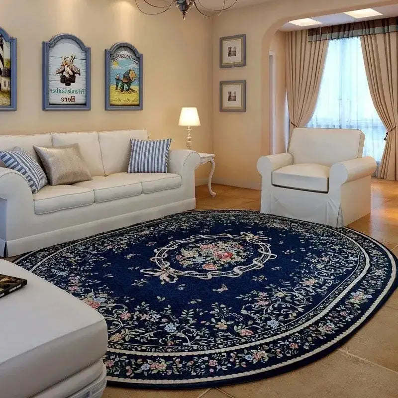 Tapis floral bleu marine et blanc avec un design complexe, possiblement d’une marque de tapis bien connue.