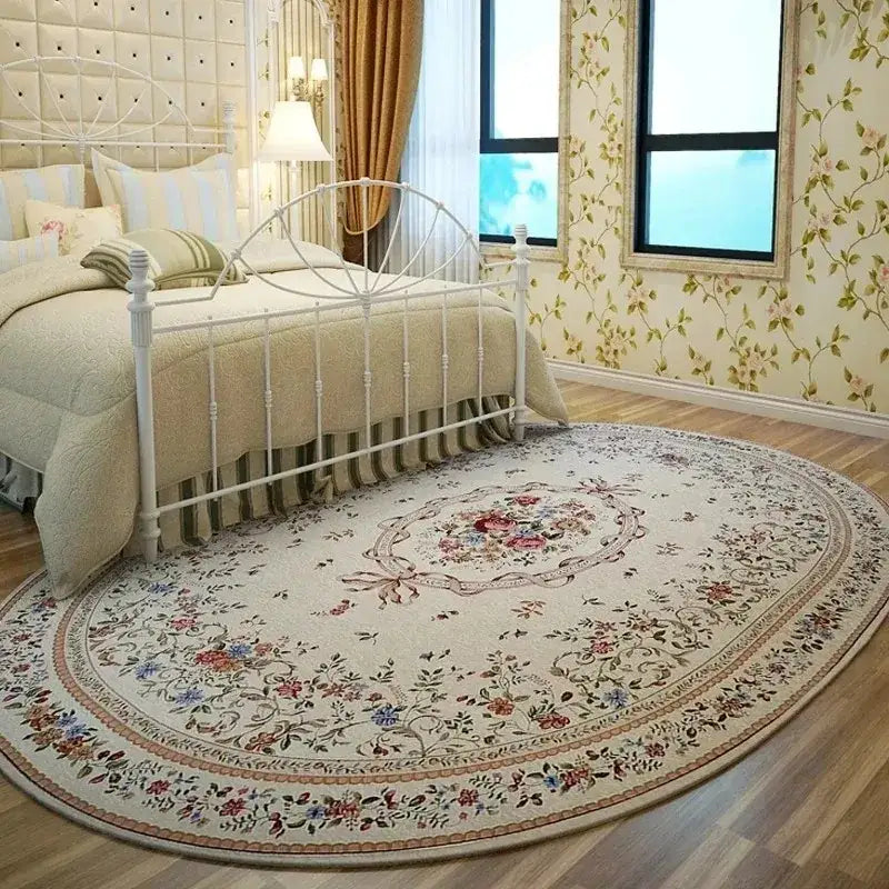 Tapis floral crème à motif complexe et texture douce, probablement fabriqué en laine ou en fibres synthétiques.