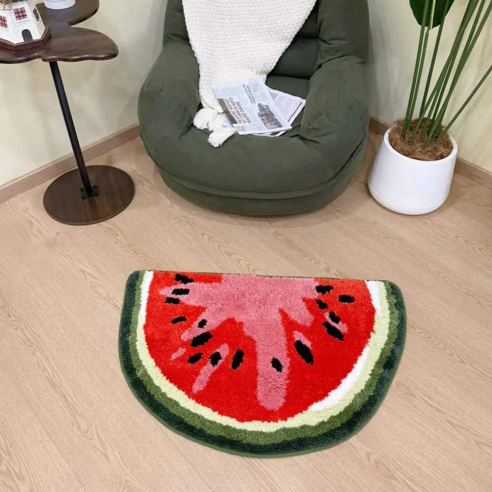 Tapis de bain tranche de pastèque, rouge et vert avec des graines noires, matériau moelleux, forme demi-lune.