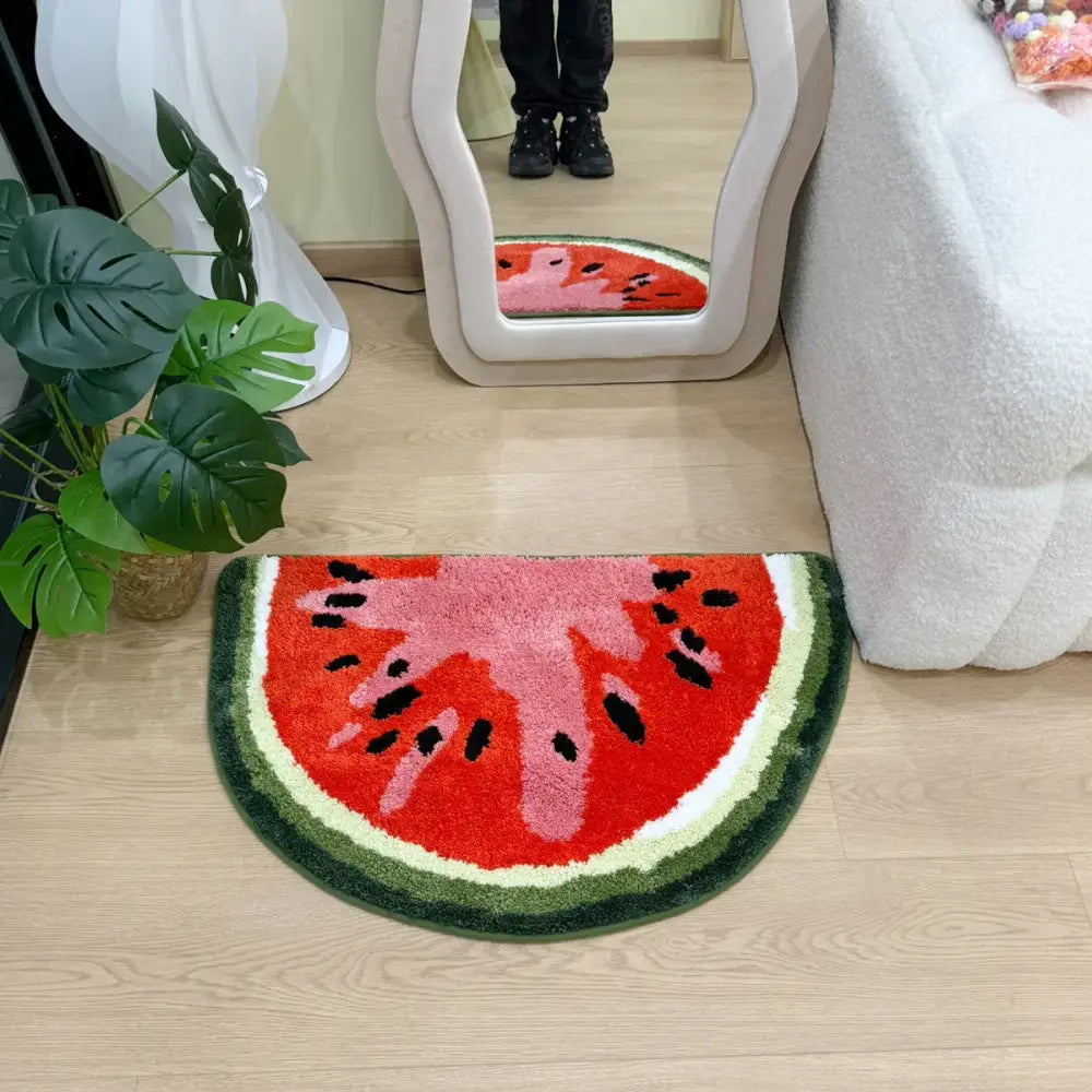 Tapis de bain tranche de pastèque avec accents rouge, vert et noir.