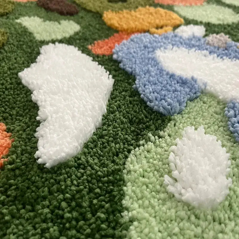 Tapis vert à poils longs avec des motifs de feuilles colorées et une texture moelleuse.