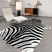 Tapis à imprimé zèbre avec rayures noires et blanches, texture fourrure synthétique.