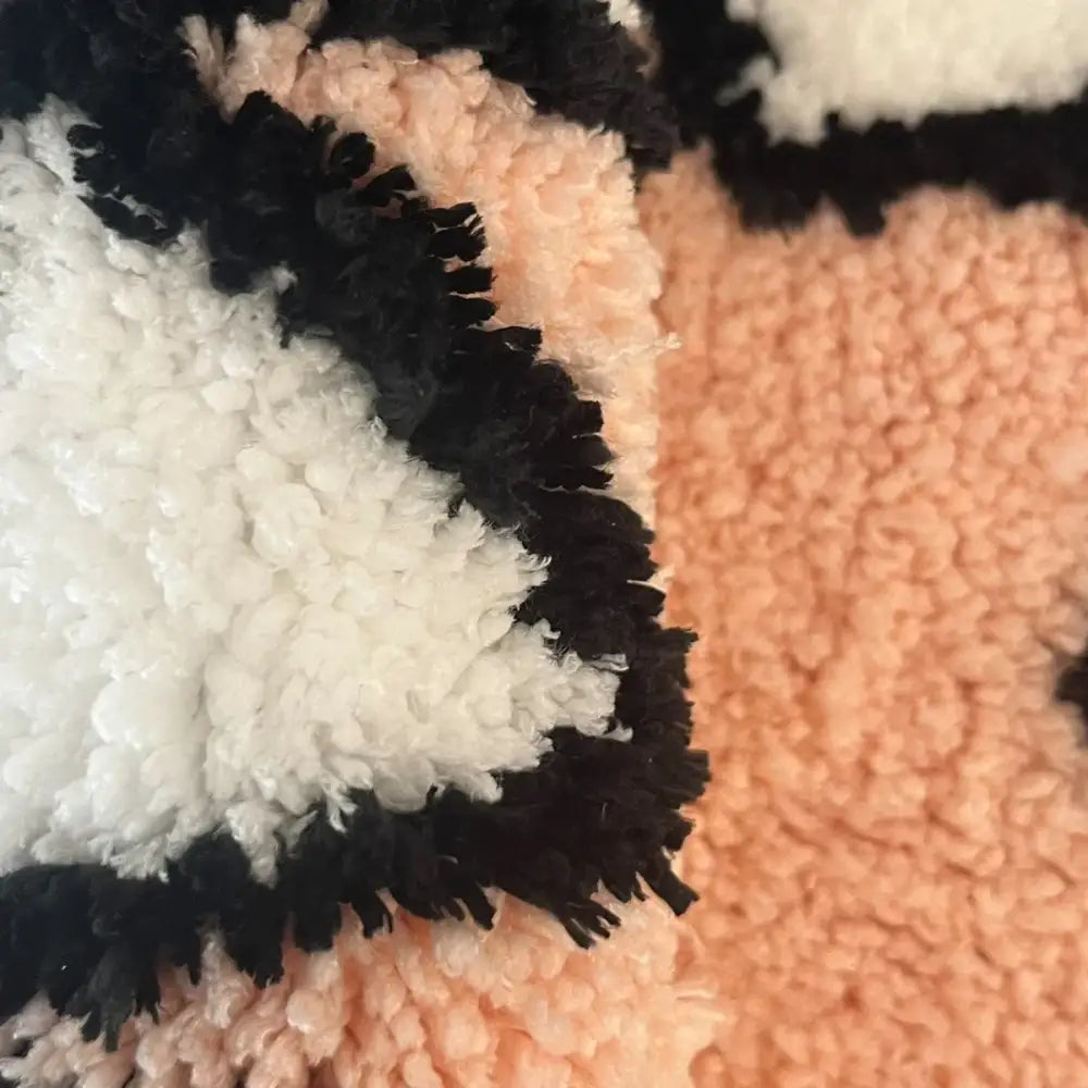 Un visage de panda moelleux et duveteux avec des accents de fourrure douce blanche et noire.