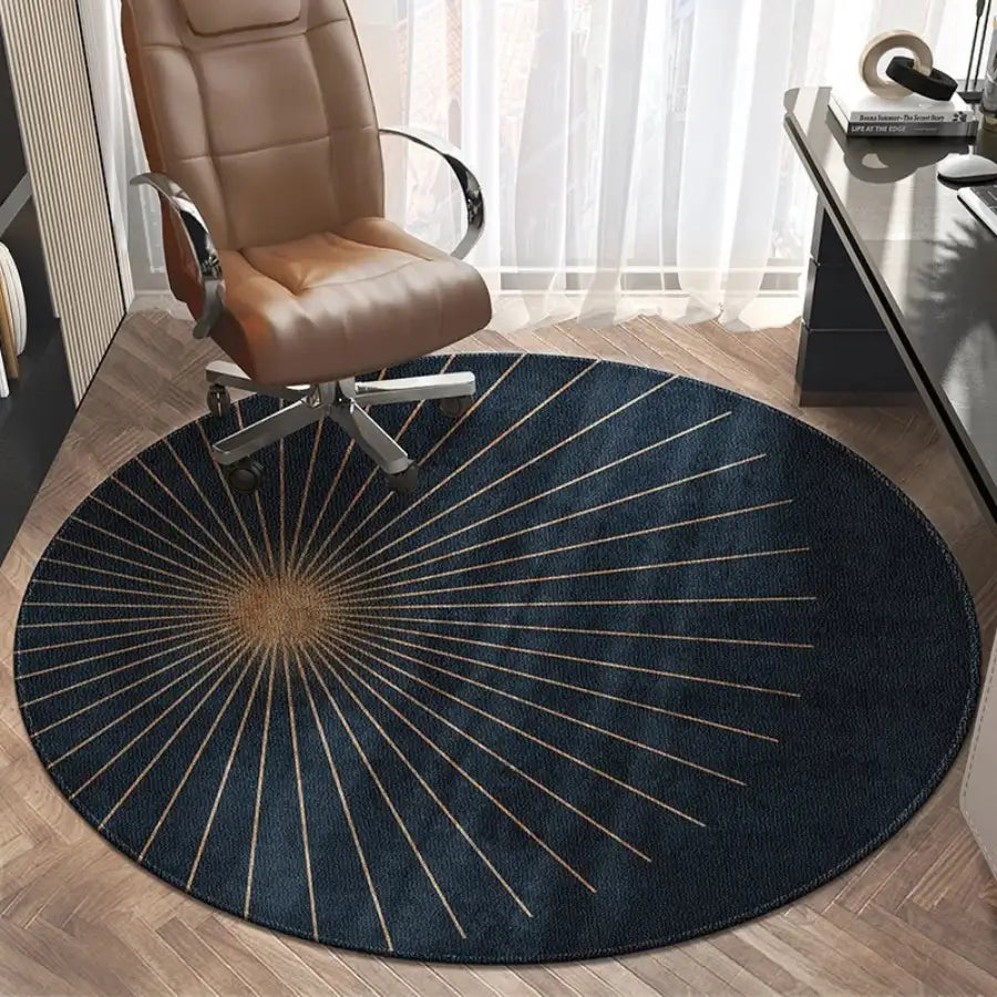 Tapis rond bleu foncé avec un motif de soleil en lignes dorées rayonnant du centre.