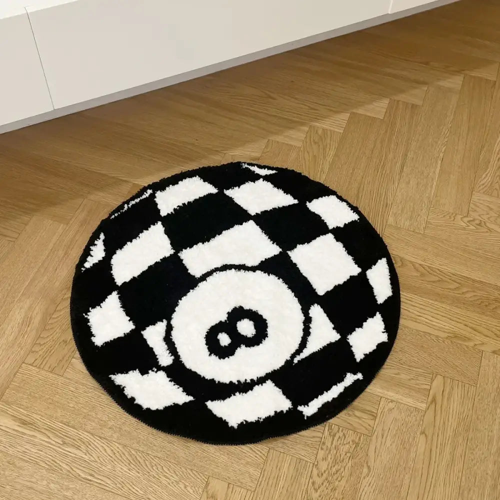 Tapis circulaire à damier noir et blanc avec une texture moelleuse arborant un design central de boule 8.