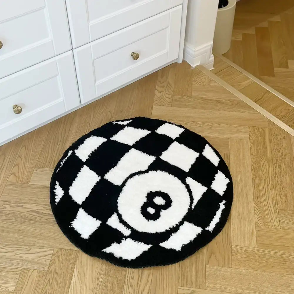 Tapis circulaire en peluche noir et blanc orné d’un motif à carreaux audacieux avec un design central de boule 8.