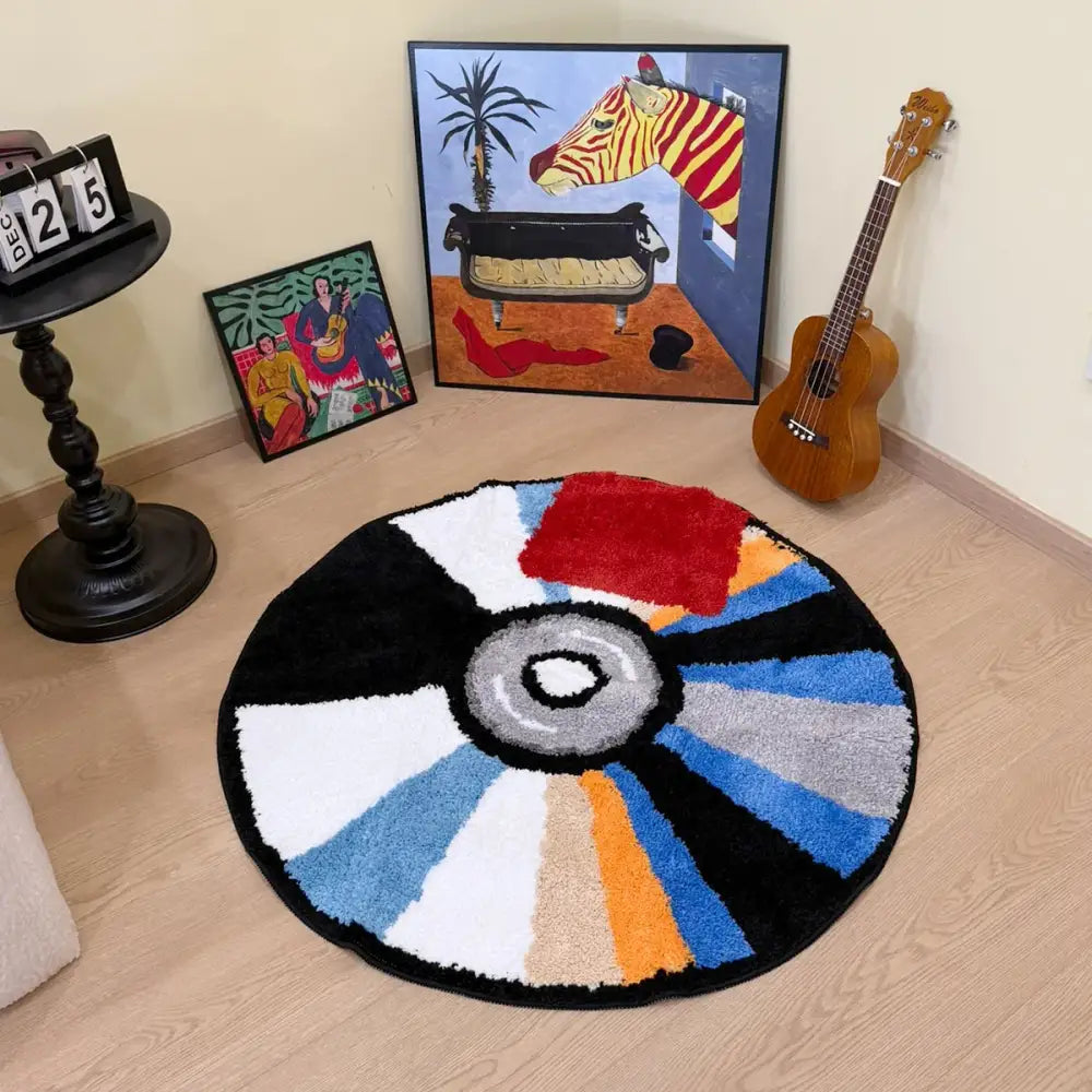 Tapis en forme de Pokéball avec des couleurs vives et un fond noir.