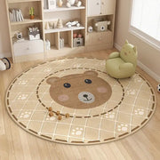 Tapis de peau d’ours brun avec empreintes de pattes et motif en grille, design circulaire.