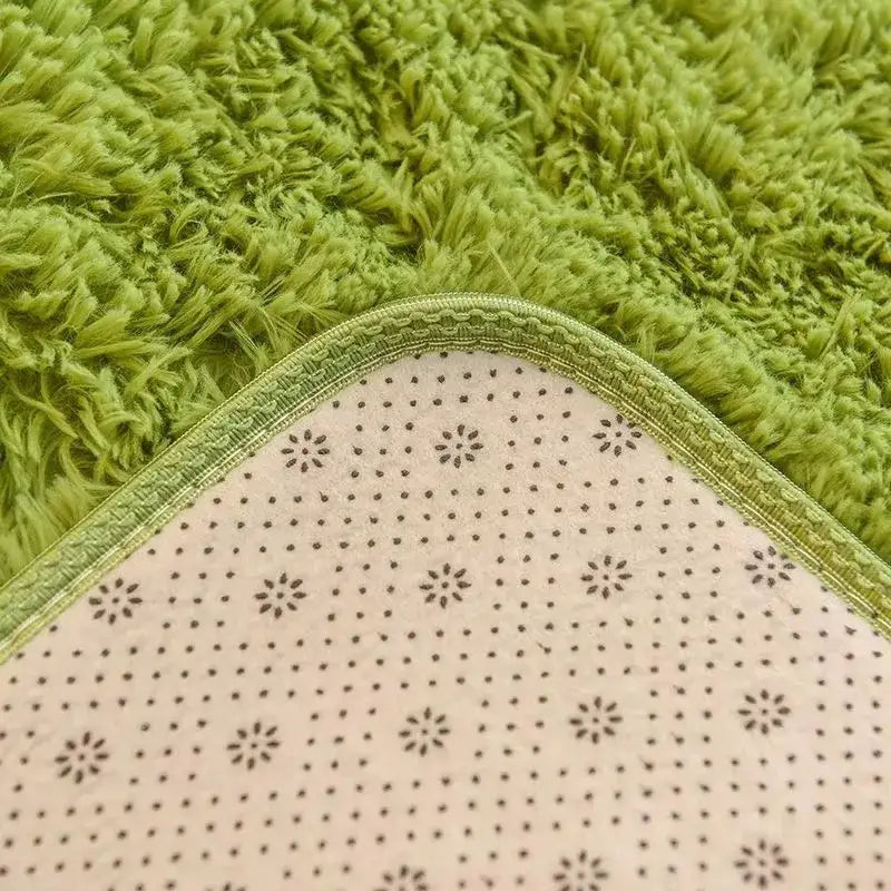 Tapis shaggy luxuriant vert lime avec une surface moelleuse texturée et un bord cousu assorti.