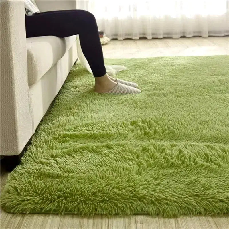 Tapis de zone shaggy moelleux vert vif avec une texture douce et duveteuse.