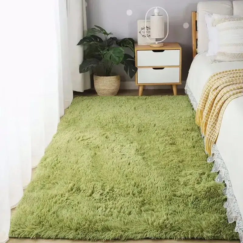 Un tapis de sol moelleux, vert clair et hirsute avec une texture douce et duveteuse.
