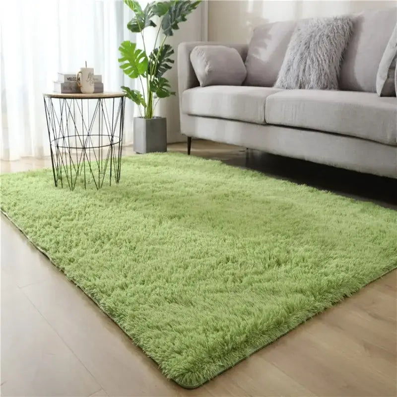 Un tapis de sol moelleux, vert clair et shaggy avec une texture douce et duveteuse.