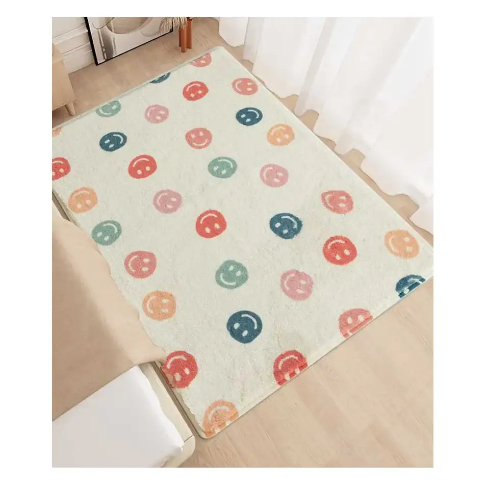 Tapis de bain de couleur crème avec des motifs de visages souriants colorés, fabriqué en microfibre douce.