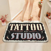 Tapis ’studio de tatouage’ style vintage noir, blanc et rouge avec bords usés.