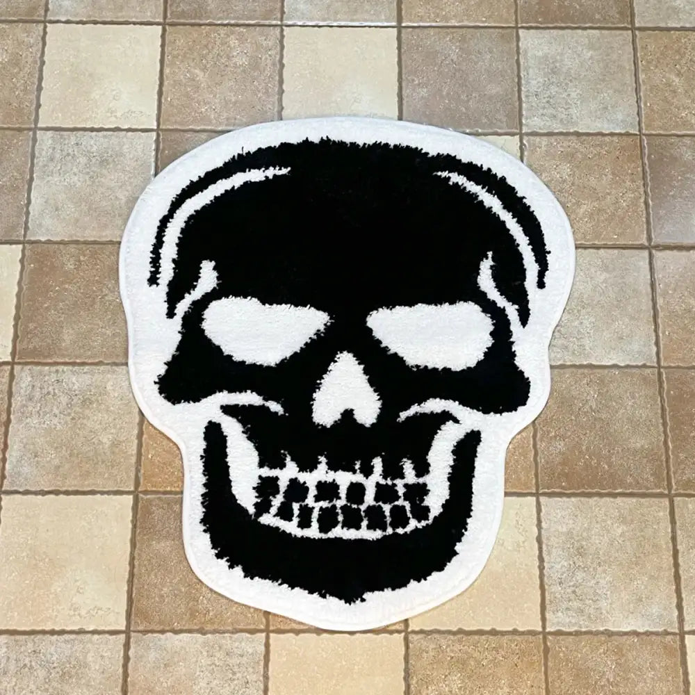 Tapis de bain crâne noir avec bordure blanche, fabriqué en matériau moelleux.