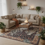 Canapé d’angle beige avec tapis à motif floral et table basse en bois.