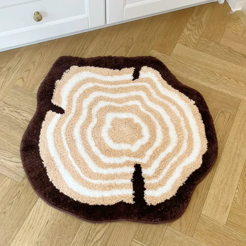 Tapis tronc d’arbre circulaire en peluche avec anneaux concentriques beige et crème bordure brun foncé et support caoutchouc